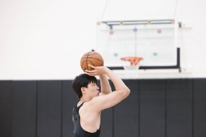 休赛期训练!杨瀚森社媒晒训练照:练练练