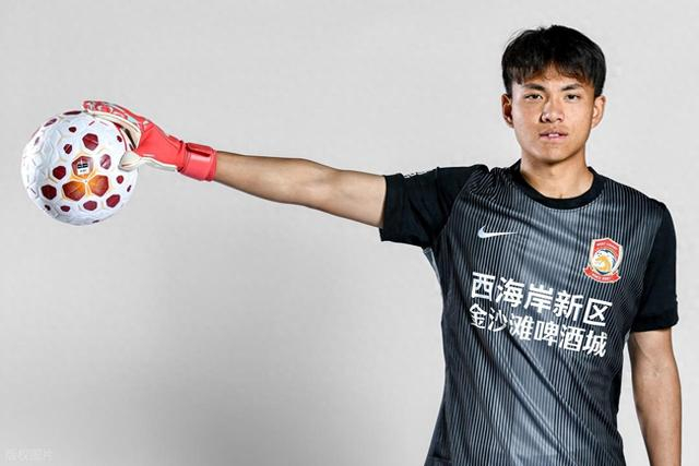 足球直播-青岛西海岸也是豪门！国足门将李昊回应为何不去豪门，获赞情商高|青岛市|U23亚洲杯|马德里竞技|诺伊尔|马竞_新浪体育_新浪新闻
